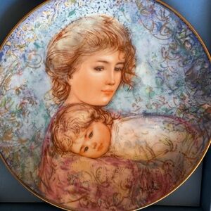 Edna Hibel Mothers Day plate -1984